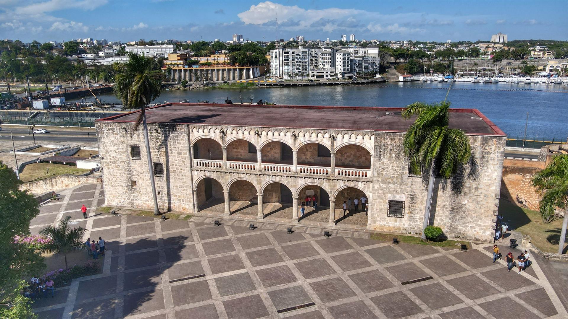 Estilo de la plaza - Plaza de la Hispanidad, Santo Domingo
